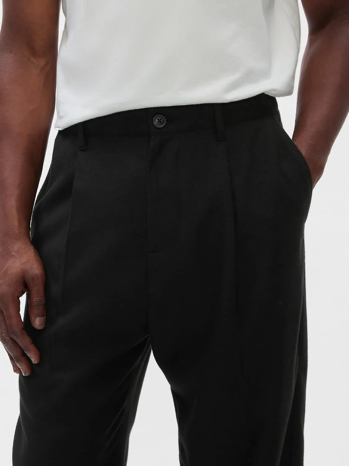 GAP Men's Relaxed Pleated Dress Pant